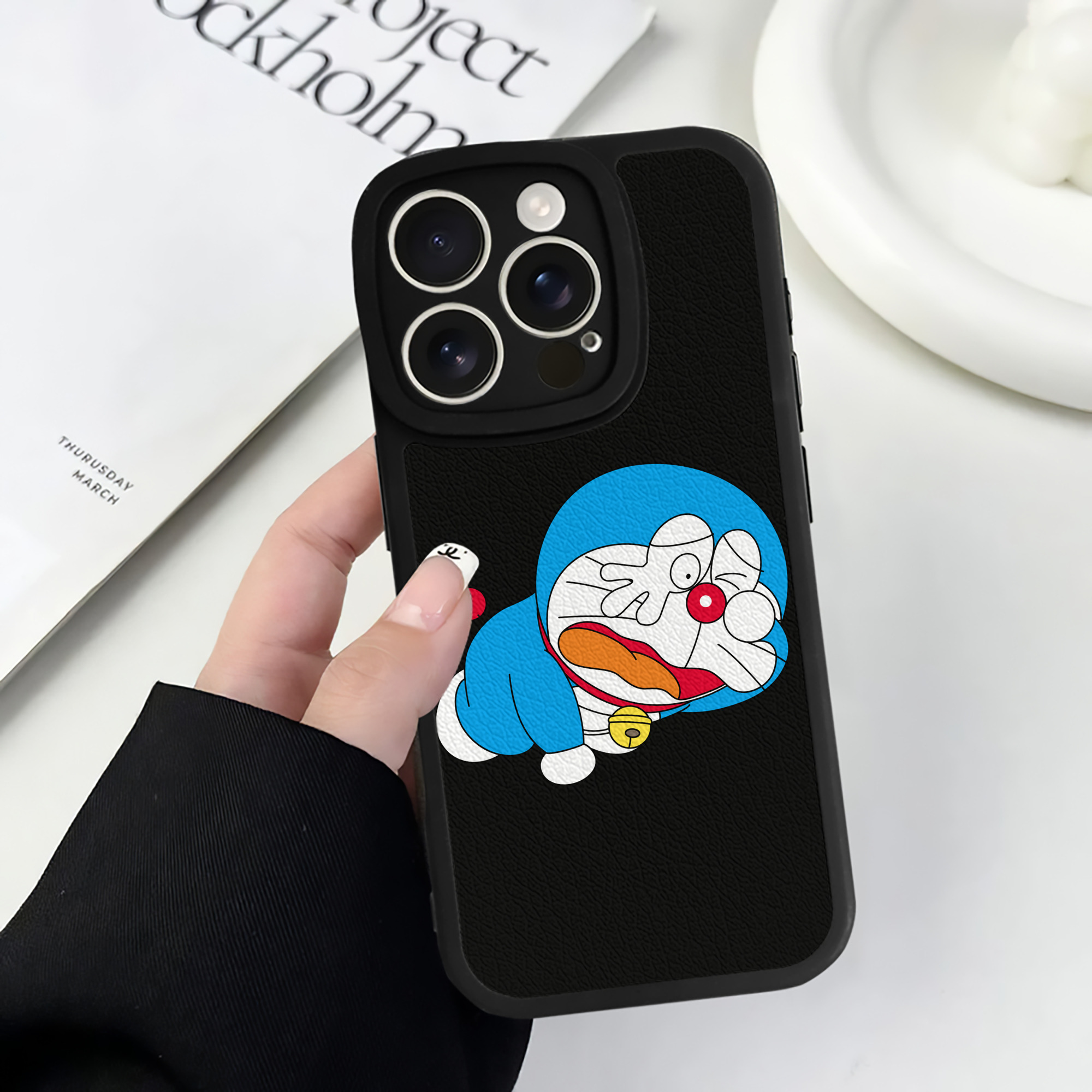 （画像用） ドラえもん Doraemon 【iPhone 16シリーズ対応】シリコンスマホケース（レザー調） 材質：シリコン